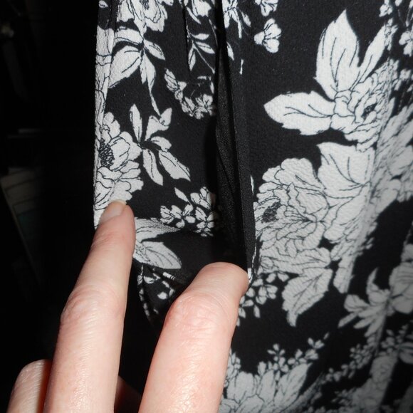 Black and White Vince Camuto Floral Jumpsuit, pockets, size 6 - Picture 6 of 9